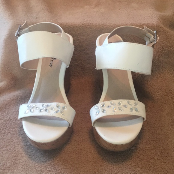 Fun white wedges - Picture 3 of 4